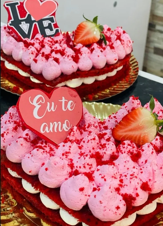 Bolo personalizado em forma de coração