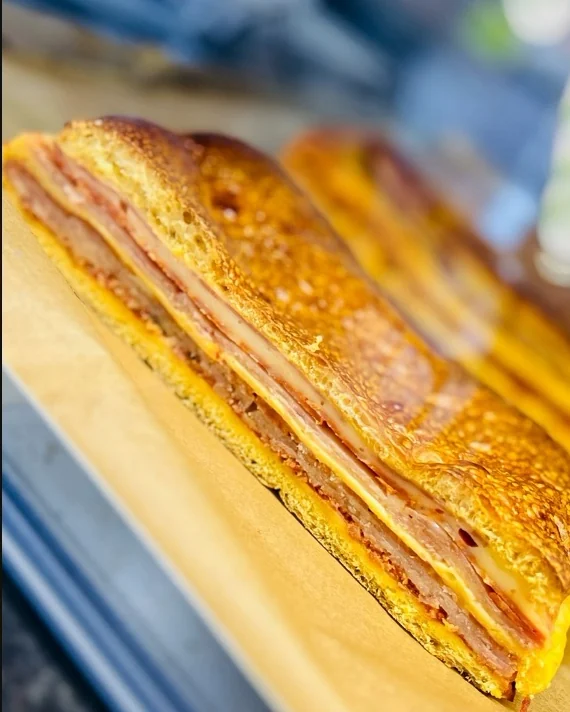 Lanche misto acabado de preparar