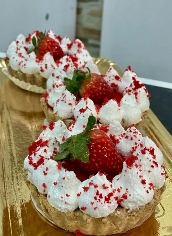 Tartes de morango preparadas no Pão Quente São Cosme